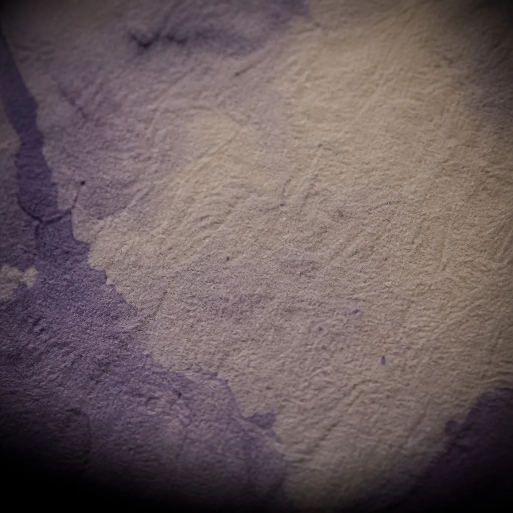 Textura de papel marfil con lavado de tinta violeta